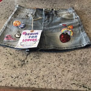 Cute patch shorts